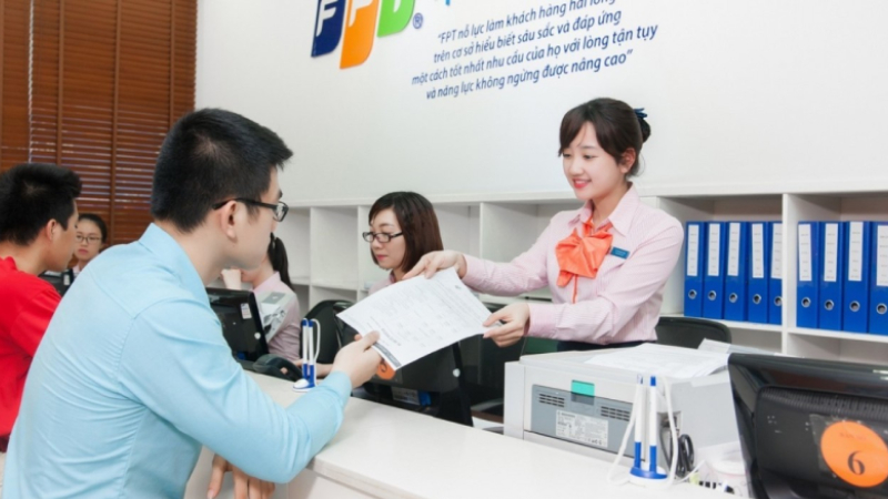 1752629998_nhan-vien-fpt-ho-tro-khach-hang-dang-ky-lap-wifi-fpt-phuong-binh-loi-trung.jpg