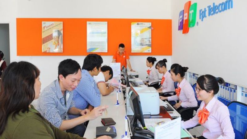 1754480594_oi-ngu-nhan-vien-fpt-san-sang-ho-tro-ban-chon-goi-cuoc-phu-hop.jpg