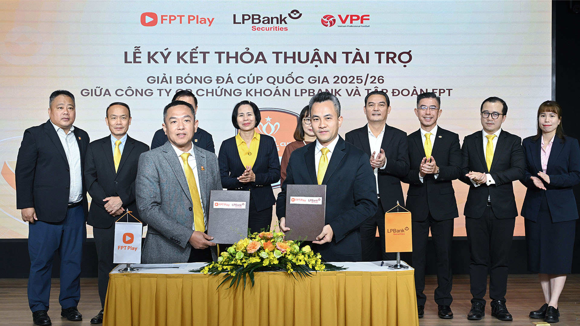 FPT và Chứng khoán LPBank ký thỏa thuận tài trợ Cúp Quốc gia 2025/26