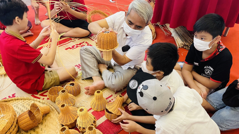 Các em nhỏ cùng trải nghiệm làm đồ thủ công với nghệ nhân