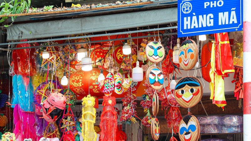 Phố Hàng Mã rực rỡ sắc màu vào mỗi dịp Trung thu tại Hà Nội