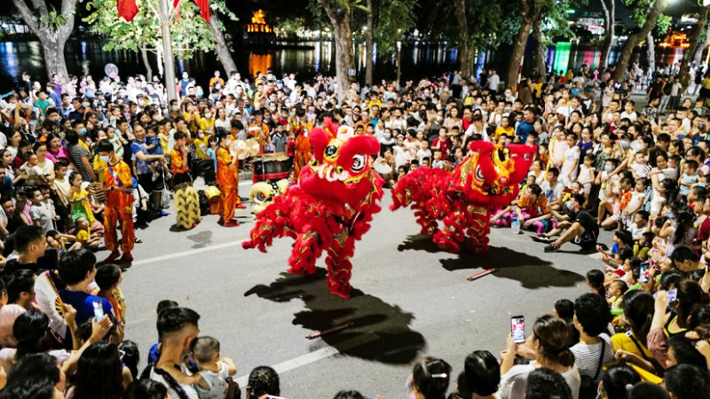 Xem giao lưu múa lân vào tối Trung thu