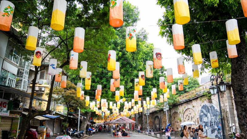 Hàng trăm chiếc đèn lồng rực rỡ ở Phố bích họa Phùng Hưng