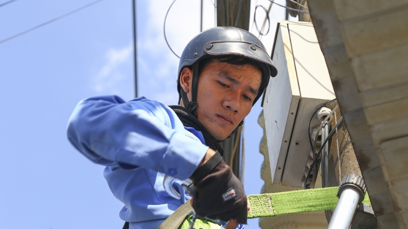 Kỹ thuật viên của FPT luôn sẵn sàng hỗ trợ khách hàng