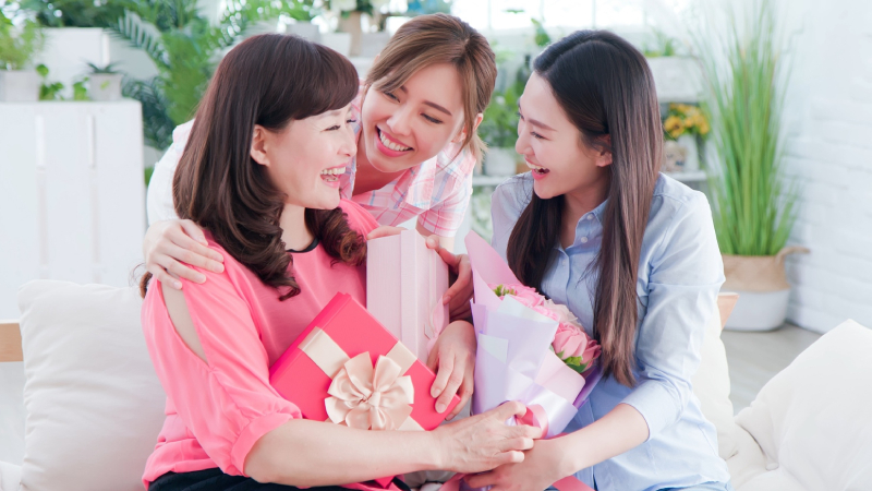 Tặng quà 20/10 cho người phụ nữ thân yêu để thể hiện tình cảm
