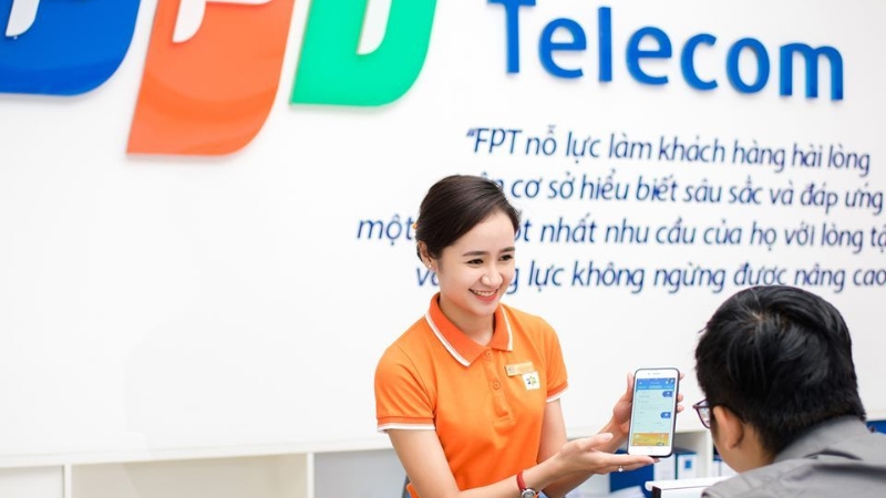 Nhân viên FPT luôn tận tình tư vấn cho khách hàng lắp Wifi FPT tại Yên Bái