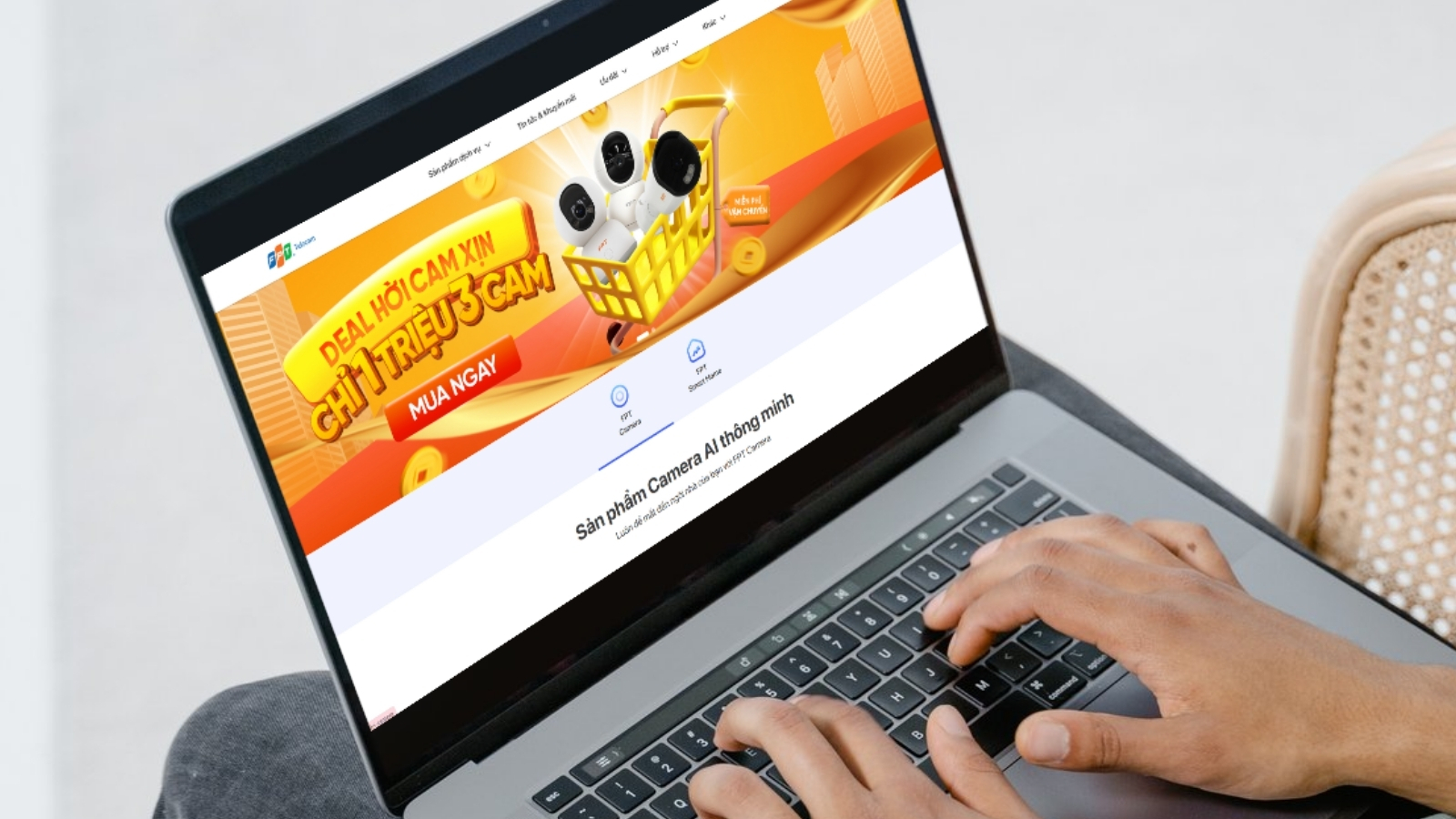 Truy cập website FPT để tra cứu thông tin và đăng ký lắp camera doanh nghiệp Bình Dương