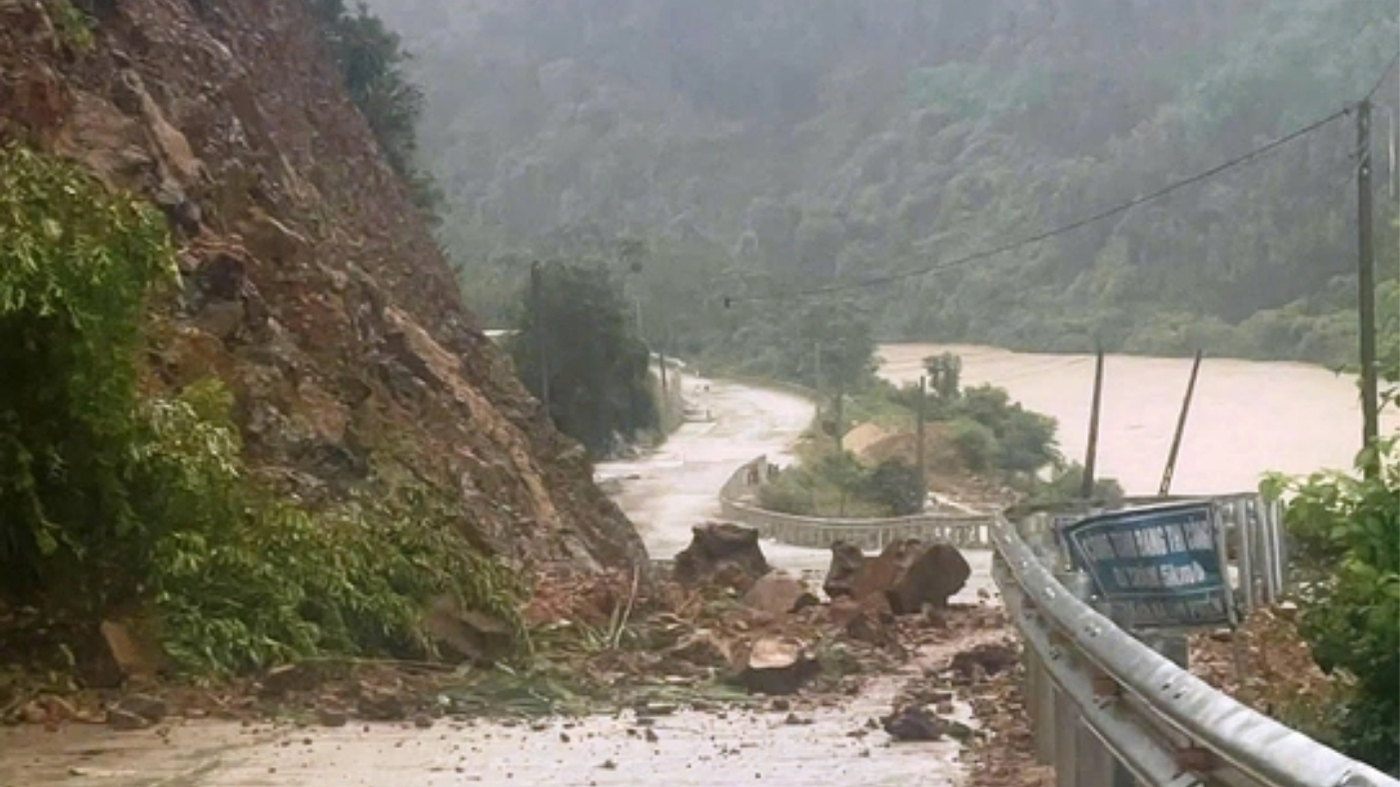 Sạt lở đất chặn đường miền núi miền Trung sau mưa lớn do Bão số 12.