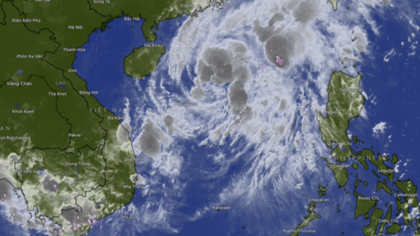Ảnh vệ tinh Bão số 12 Fengshen hình thành hoàn lưu rộng trên Biển Đông.