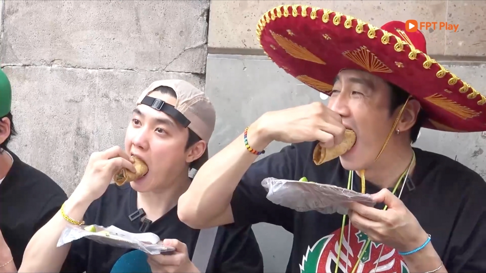 Ăn taco ‘full skill’ - cắn một phát mà Mexico rung rinh