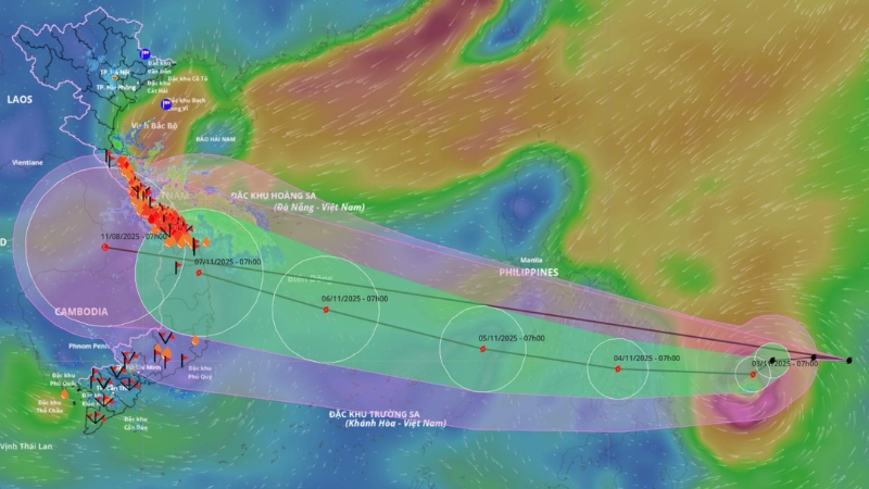 Bão số 13 vẫn tiếp tục tăng cấp khi vào biển Đông