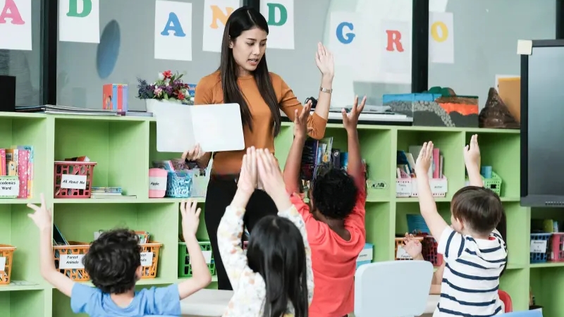 Giáo viên tổ chức trò chơi giáo dục trong lớp mầm non