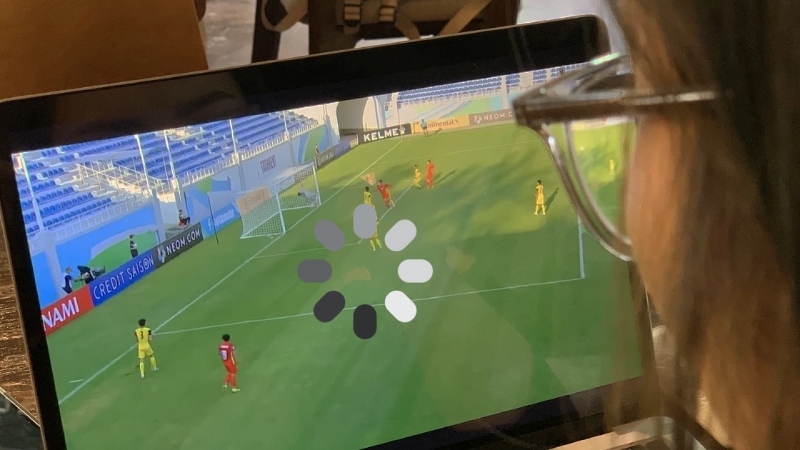 Mất hứng khi đang xem bóng đá nhưng khung hình giật lag