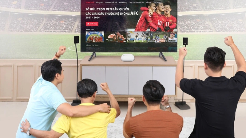 Xem bóng đá cùng người thân, bạn bè