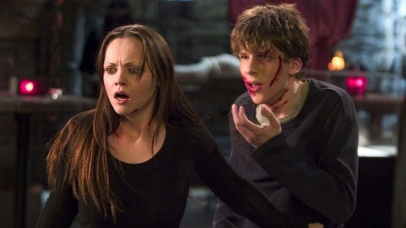 Cursed - sự kết hợp kinh dị và hài hước về lời nguyền người sói