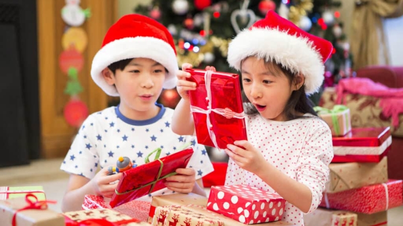 Niềm vui của trẻ em khi nhận quà Noel