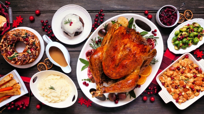 Bàn tiệc Noel thịnh soạn với gà tây nướng đặc trưng
