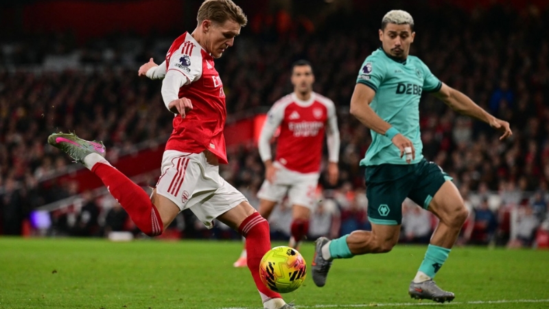 Gary Neville nhấn mạnh Arsenal cần cải thiện nếu muốn vô địch