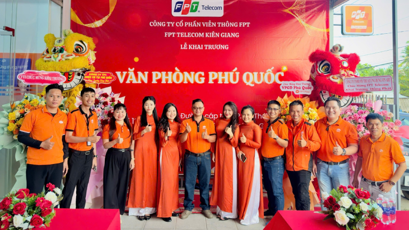 Đội ngũ nhân viên FPT Phú Quốc sẵn sàng phục vụ khách hàng