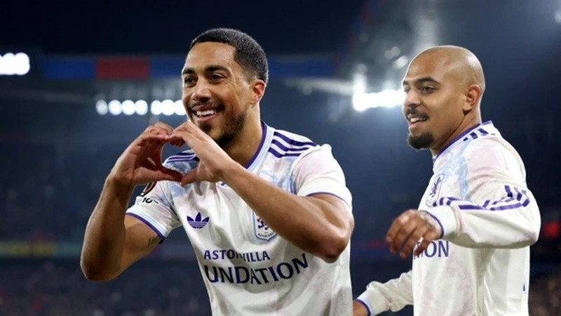 Jamie Carragher chỉ cầu thủ quan trọng nhất của Aston Villa