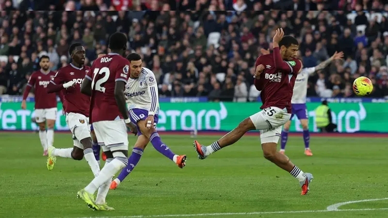 Jamie Carragher chỉ cầu thủ quan trọng nhất của Aston Villa