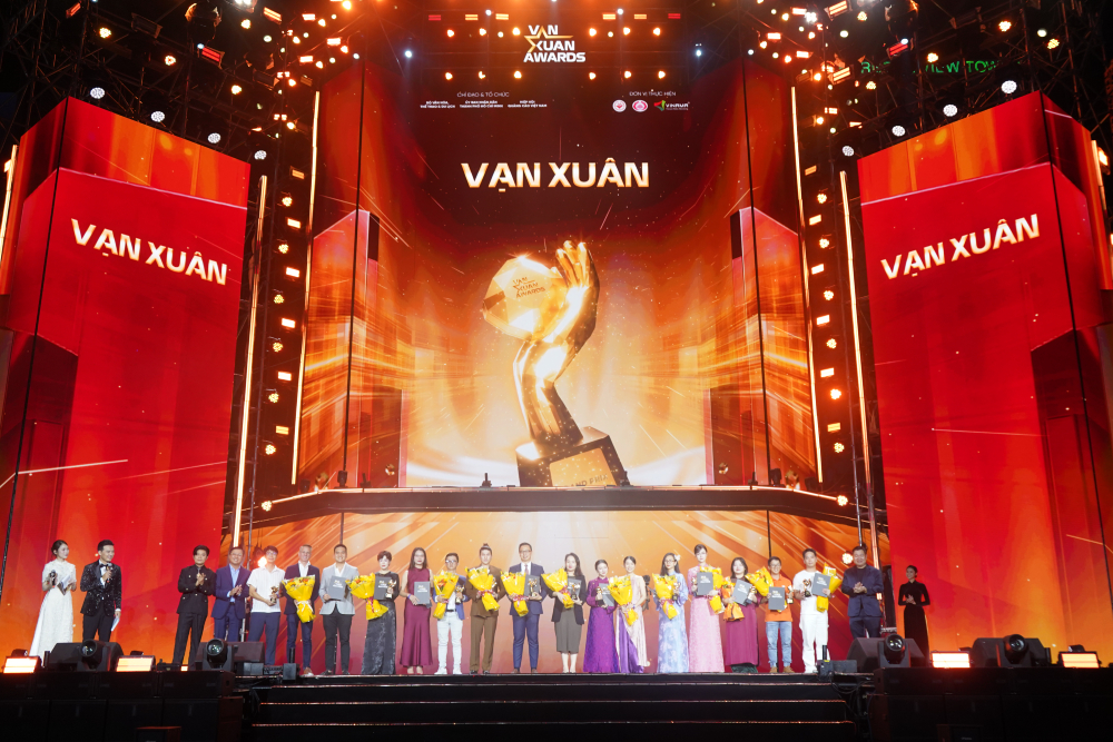 Từ bản địa h&oacute;a thương hiệu đến chiến lược kết nối Việt Nam kh&ocirc;ng khoảng c&aacute;ch số của FPT