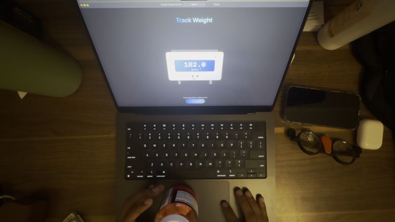 Đặt vật cần cân lên trackpad và đọc số grams hiển thị