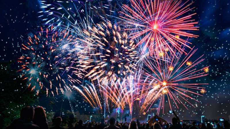 Thưởng thức pháo hoa rực rỡ và đón năm mới tại Hà Nội