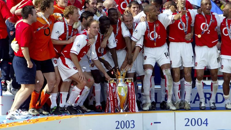 Cúp vàng Ngoại hạng Anh của Arsenal mùa giải bất bại