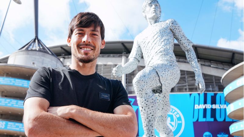 David Silva và tượng của mình bên ngoài sân Eithad