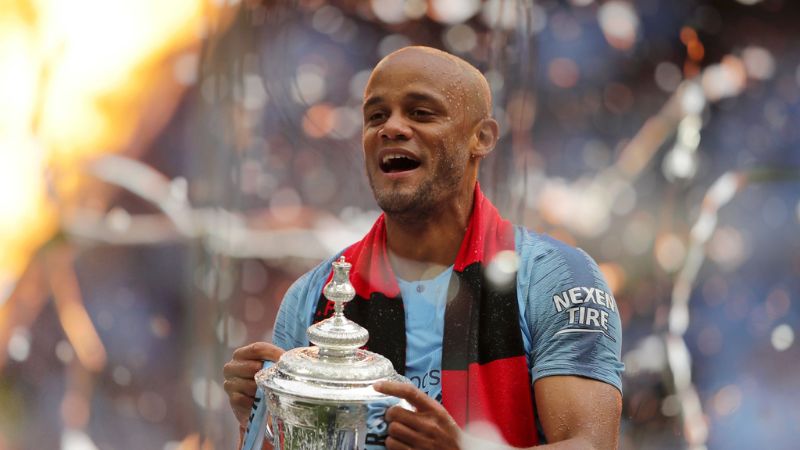 Đội trưởng thép Vincent Kompany là biểu tượng bản lĩnh của Man City