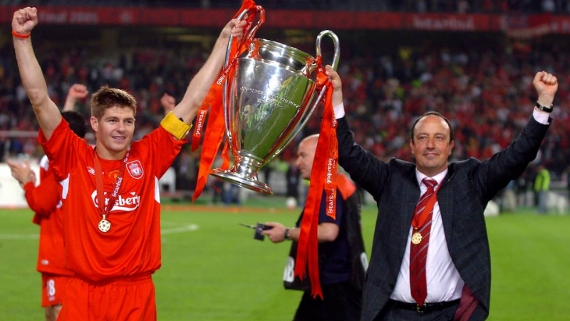 Gerrard và HLV Benítez ăn mừng chức vô địch Champions League 2005 huyền thoại