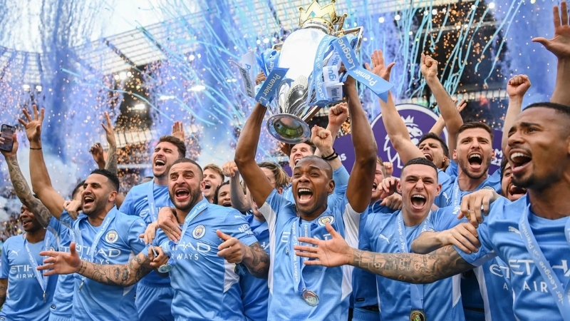 Cả đội Man City hân hoan nâng cúp vô địch Ngoại Hạng Anh