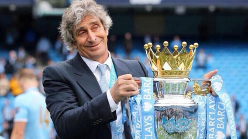 HLV Pellegrini cùng chiếc cúp Premier League đầu tiên trên tay