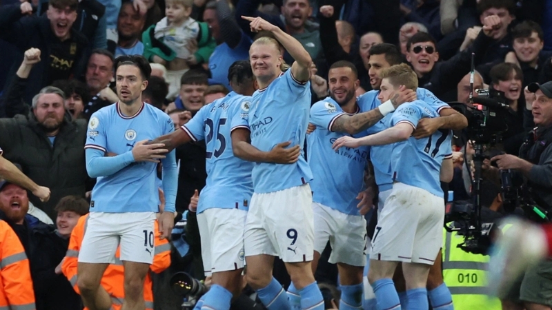 Haaland và đồng đội ăn mừng bàn thắng