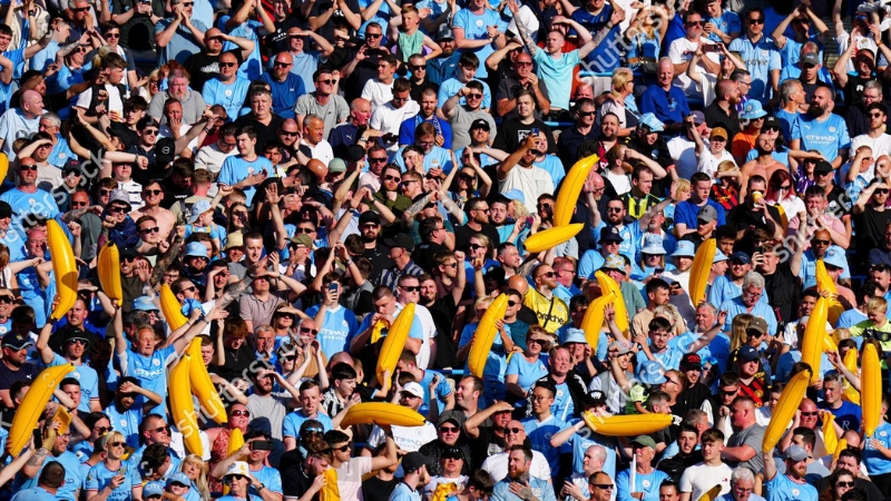 CĐV Cityzens với chuối hơi vàng