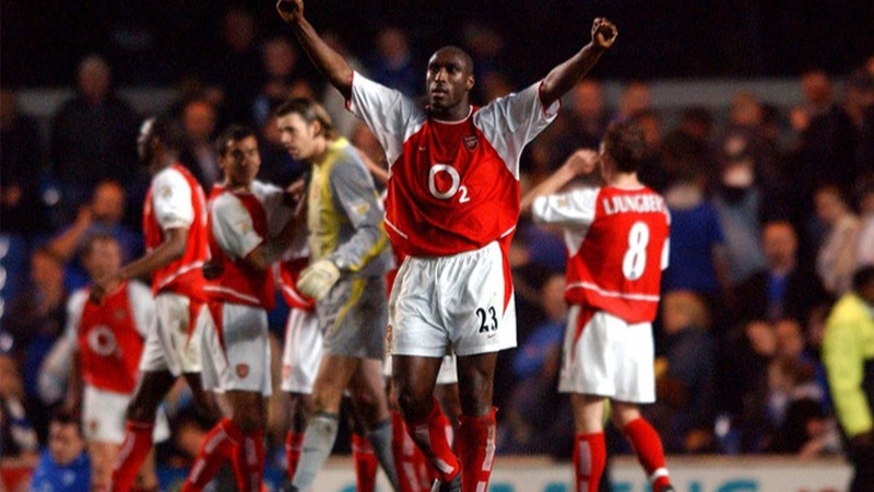 Sol Campbell sở hữu chiều cao lý tưởng và sức mạnh vượt trội