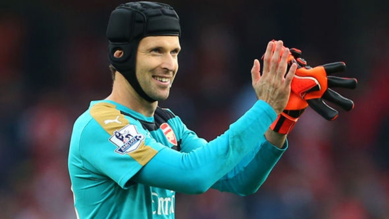 Petr Cech và chiếc mũ bảo hộ đã trở thành biểu tượng của sự dũng cảm