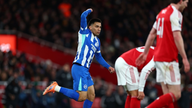 Gomez rút ngắn khoảng cách xuống 2-1