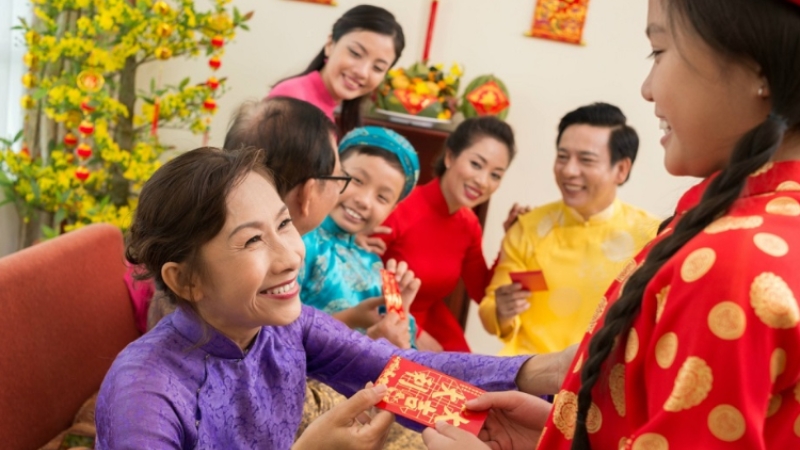 Gia đình sum họp, cháu đang mừng tuổi ông bà bằng phong bì đỏ ngày mùng 1 Tết