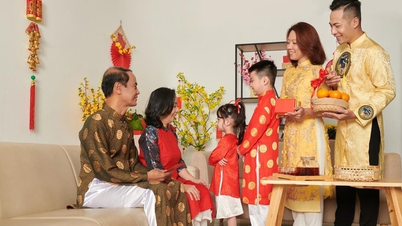 Cháu khoanh tay chúc Tết ông bà trang trọng trong ngày mùng 1 Tết Nguyên Đán