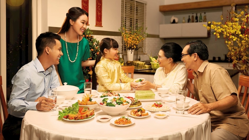 Gia đình ba thế hệ quây quần bên mâm cỗ Tết, không khí ấm áp sum vầy