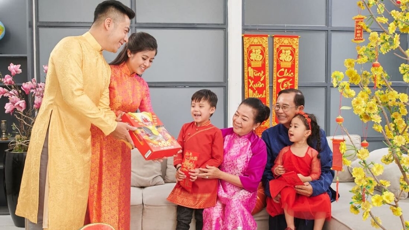 Hộp quà Tết với trái cây tươi, bánh kẹo được bày biện sang trọng tặng ông bà