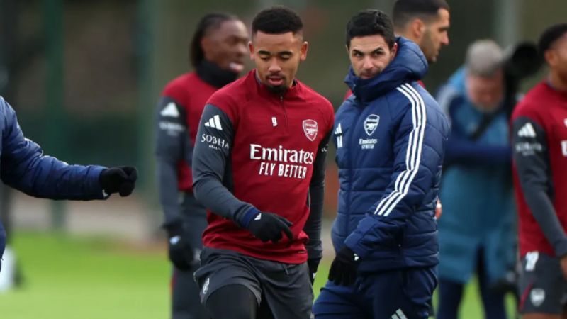 Gabriel Jesus tập luyện cùng đồng đội