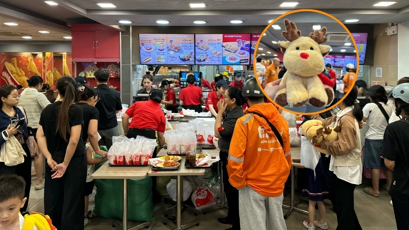 Cơn sốt săn thú bông khiến giới trẻ sẵn sàng xếp hàng dài đợi