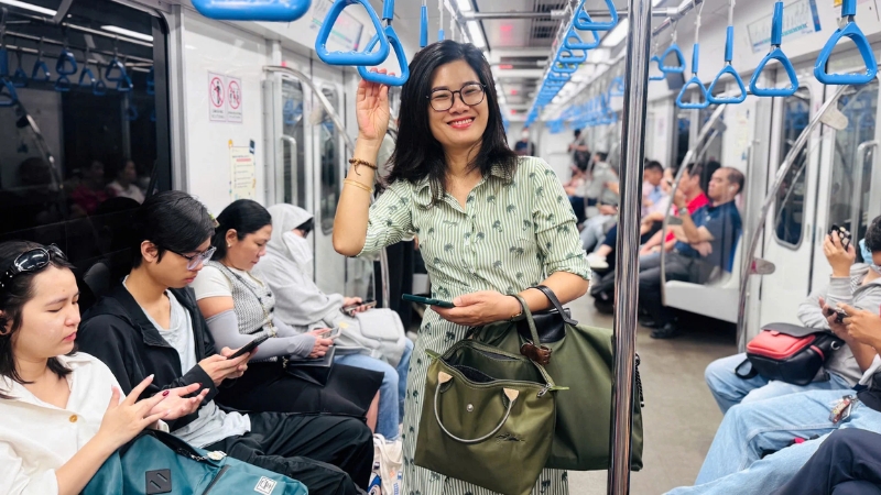Tuân thủ quy định an toàn khi đi tàu điện ngầm dịp lễ đông đúc
