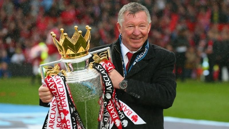 Sir Alex Ferguson cùng chiếc cúp vô địch Ngoại Hạng Anh thứ 13