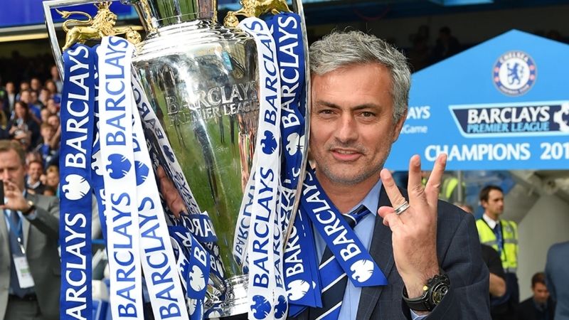 José Mourinho nâng cúp vô địch Ngoại hạng Anh 2014/15