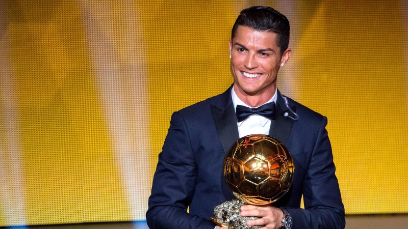 Ronaldo tỏa sáng rực rỡ trong mùa giải đoạt Quả bóng vàng đầu tiên, giúp MU giành được cúp Ngoại Hạng Anh và C1 mùa 2007/08