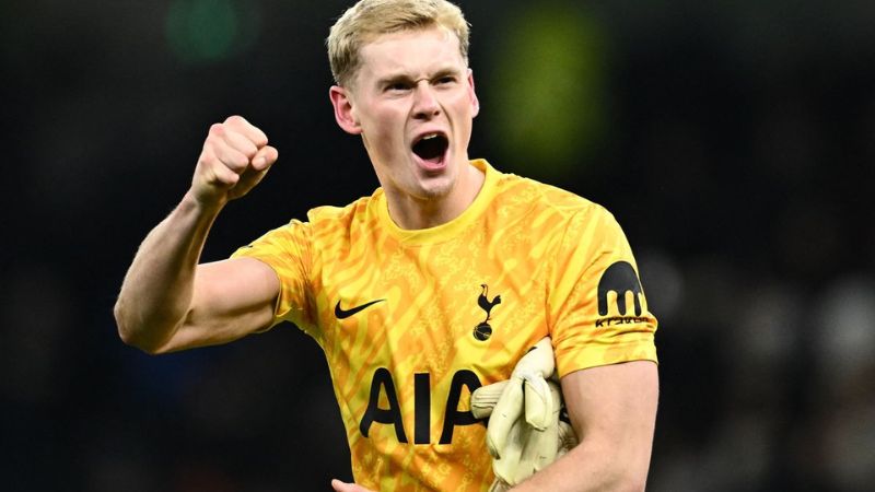 Antonín Kinský - tài năng trẻ sở hữu chiều cao lý tưởng đến từ Slavia Prague